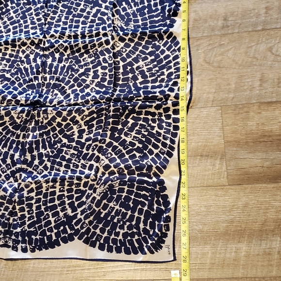 Vera Silk Scarf ๐ - Picture 4 of 6